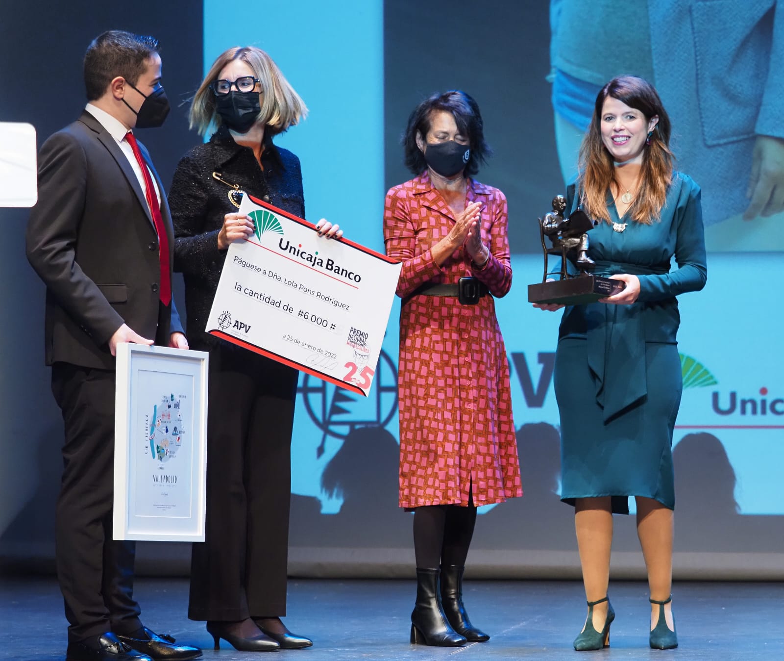 Lola Pons recoge el premio