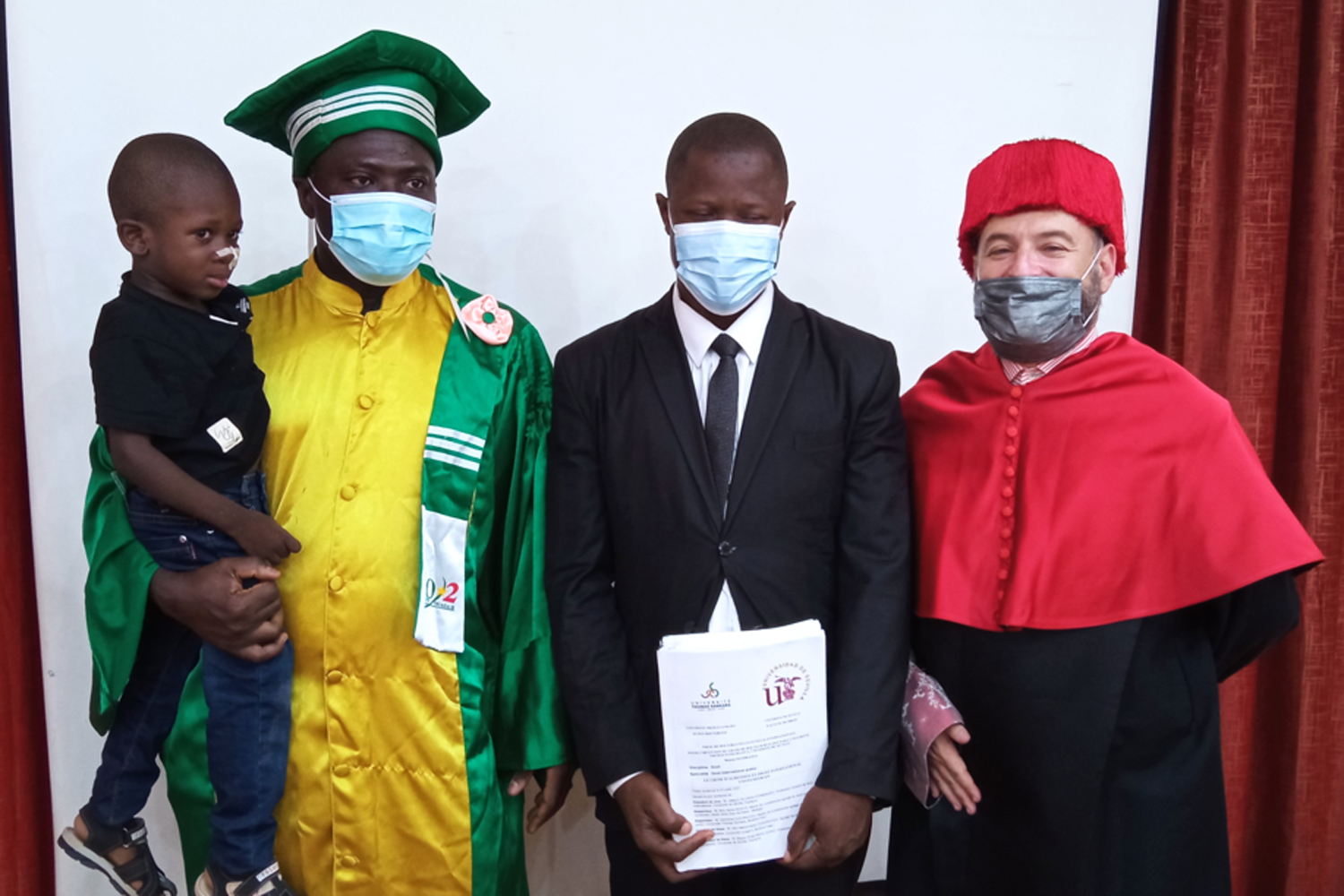 Miguel Ángel Martín López (dcha.) con el doctor Moussa Ouedraogo y un profesor de la universidad