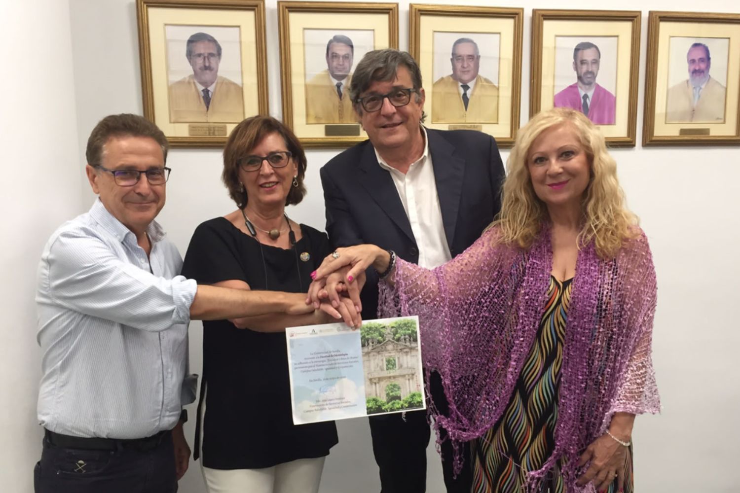 Momento de la entrega de la acreditación