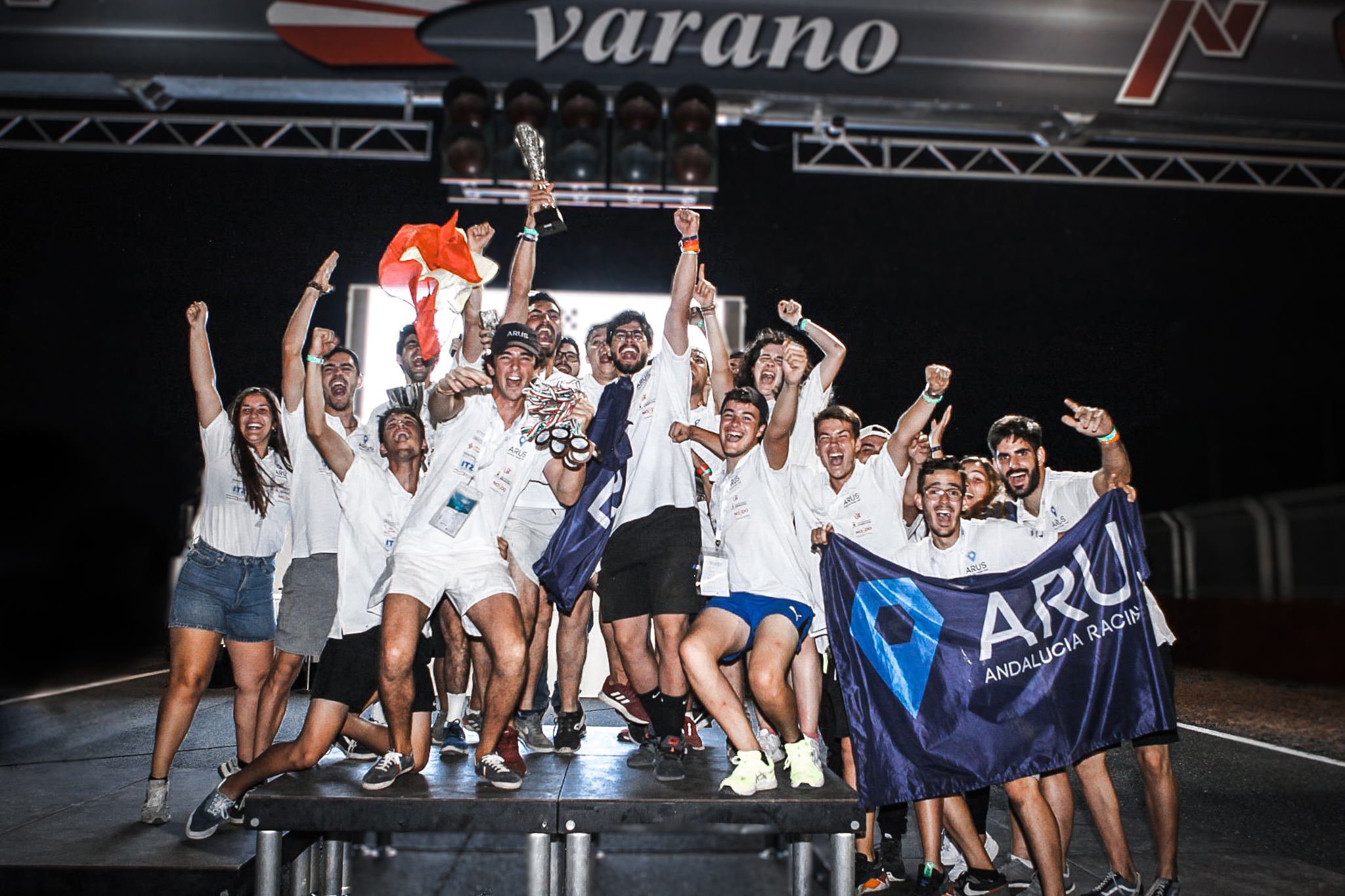 ARUS recogiendo el premio