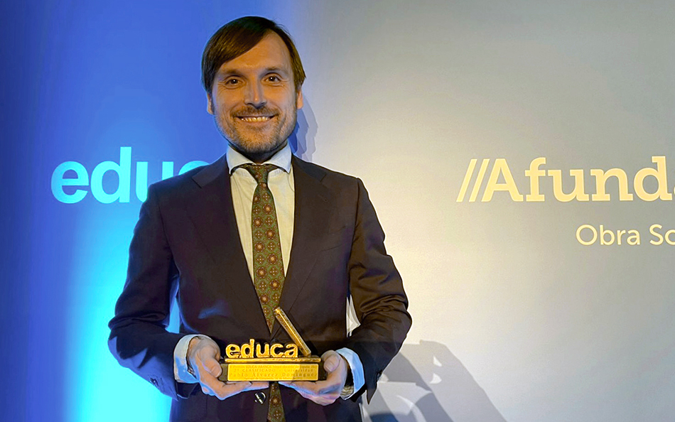 Pablo Álvarez con su premio