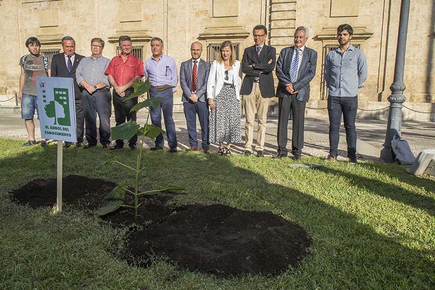 Acto de plantación en los parterres del edificio del Rectorado de la Universidad de Sevilla