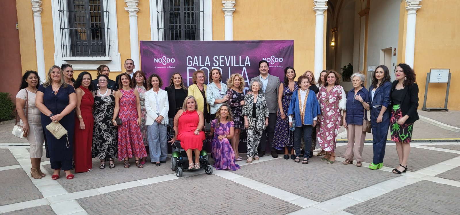 Foto de grupo de las premiadas (fuente: Ayuntamiento de Sevilla)