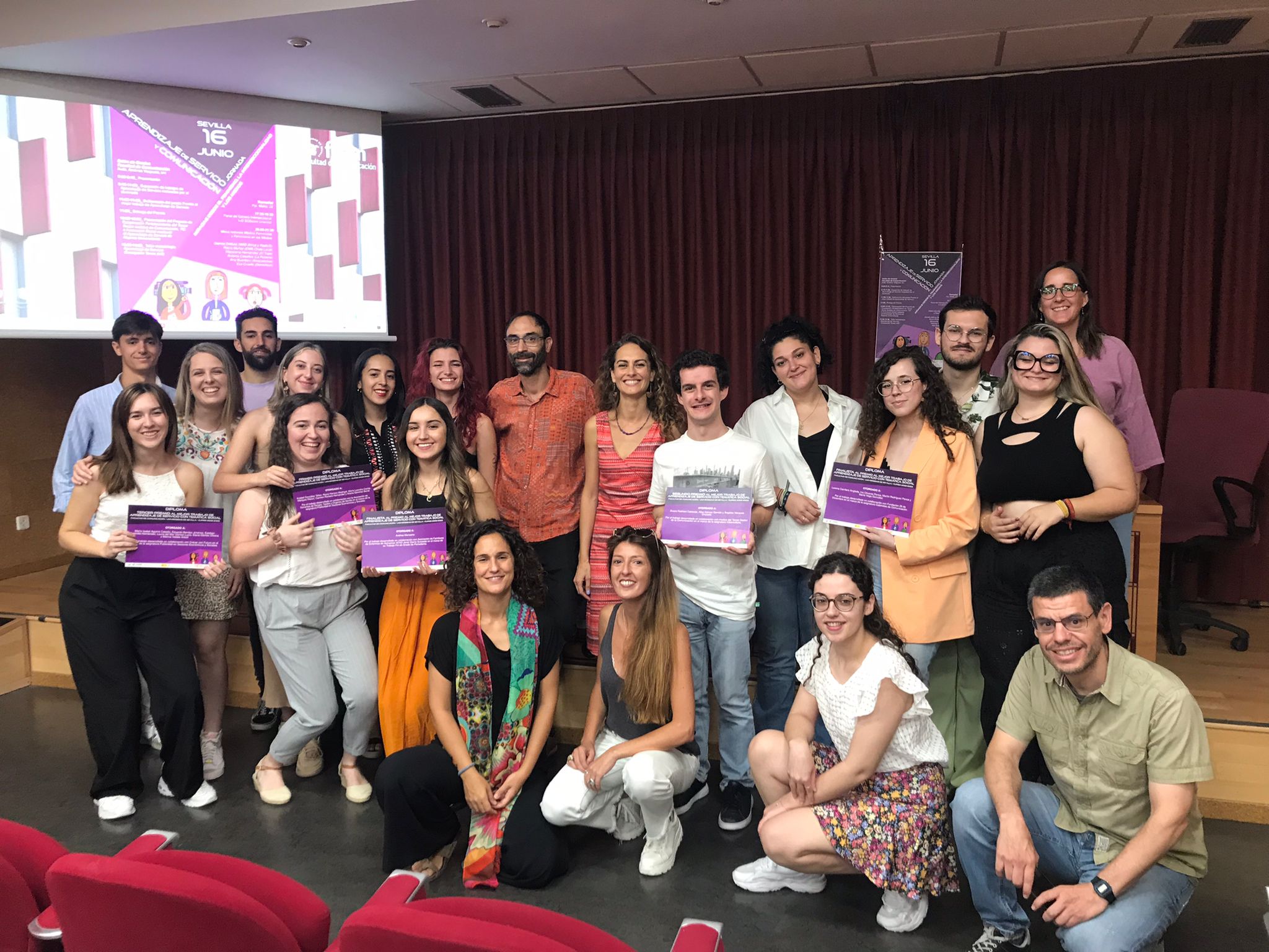 Estudiantes recogen sus premios