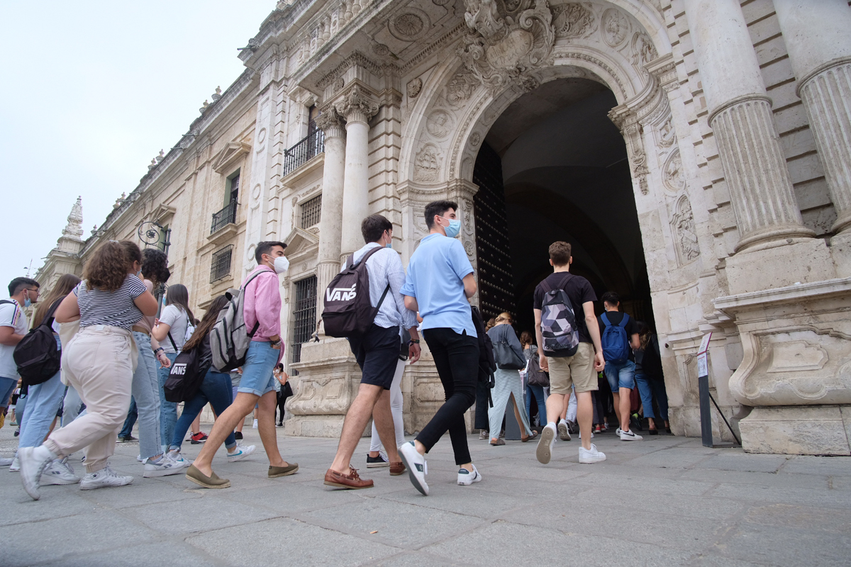 Estudiantes antes de entrar en la PEvAU