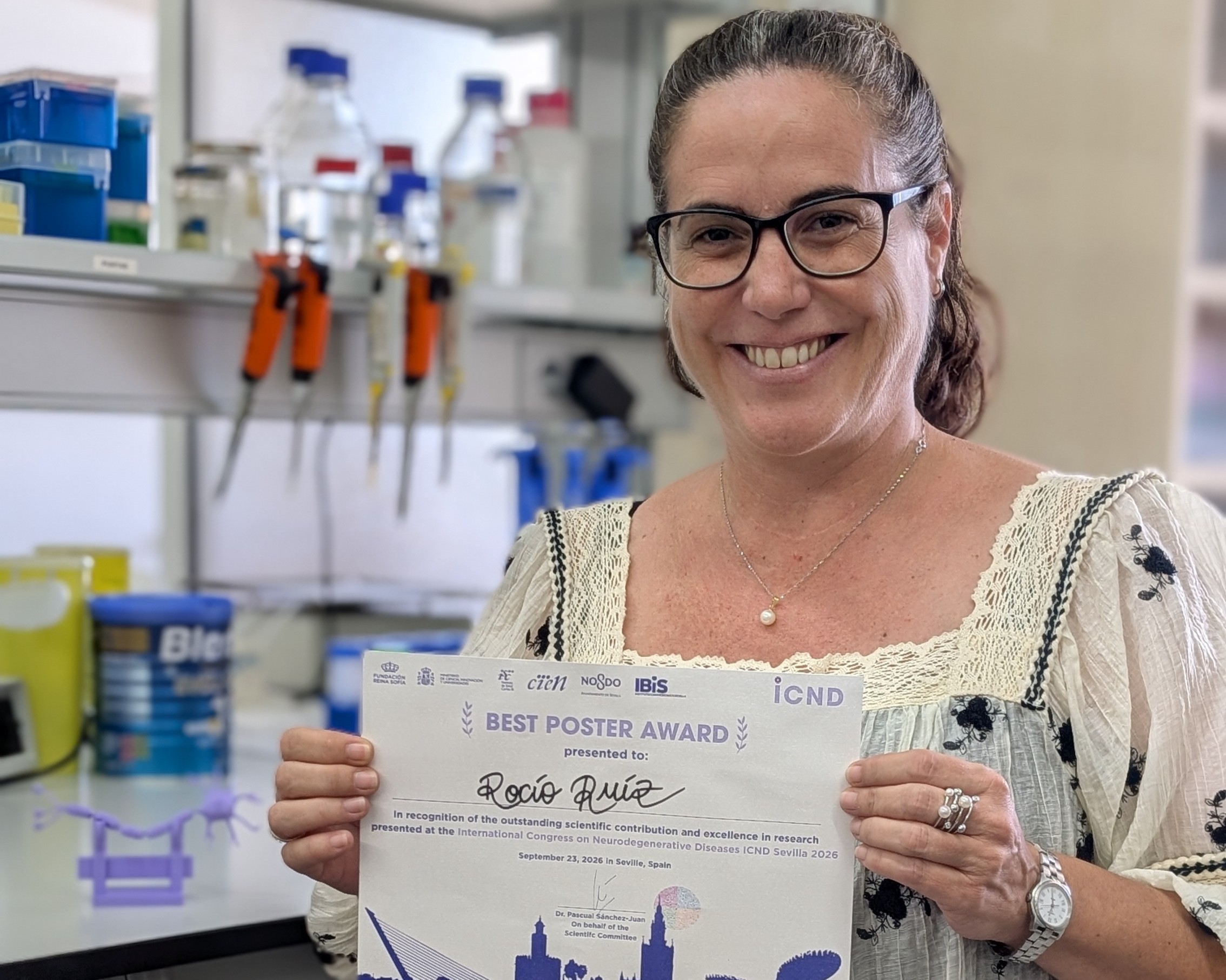 Rocío Ruiz Laza sostiene el diploma
