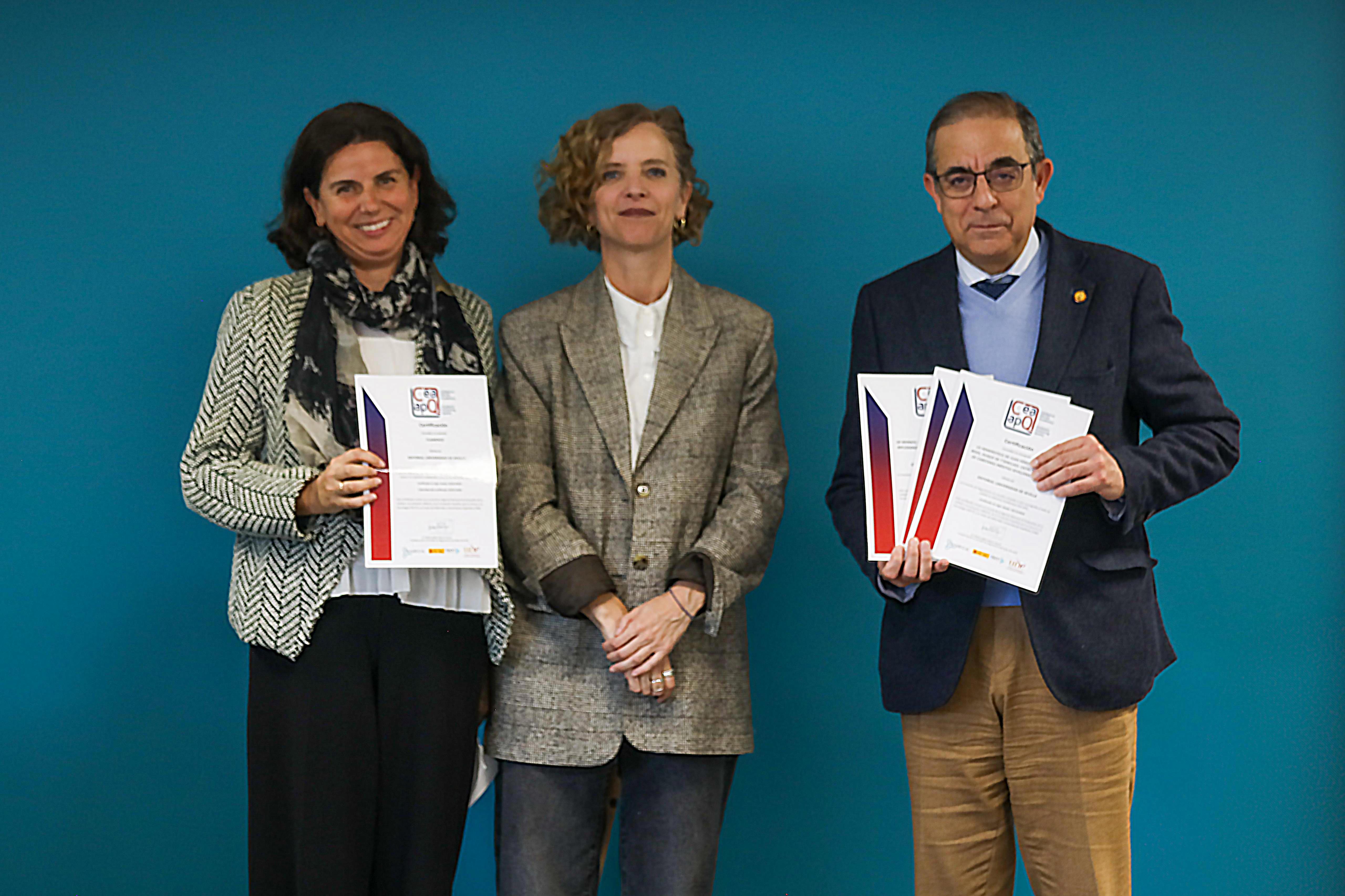 La subdirectora de la Editorial y el rector de la US en el acto de recogida de sellos
