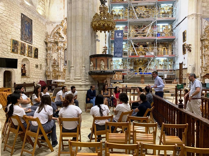 Alumnos de BBAA restauran el retablo de la Iglesia de Santa María