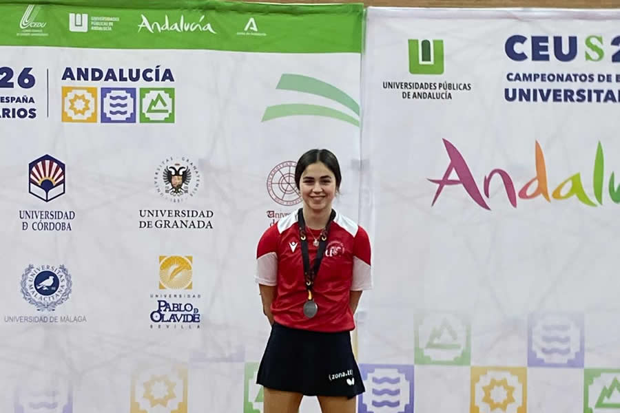 Sofía Couce posa con su medalla