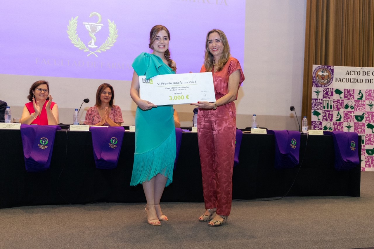Elena Isadora Tena, recoge el premio Bidafarma 2022 junto a Matilde Sánchez, secretaria de Bidafarma