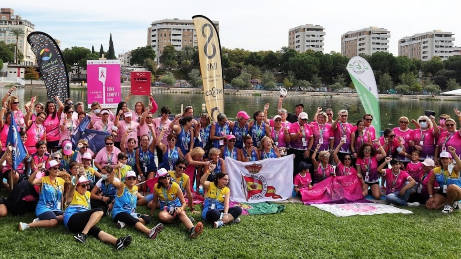 Participantes de la regata junto a la orilla del río.