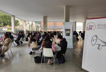 Café con científicas en Reina Mercedes por el 11F