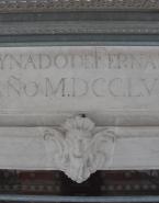 En el dintel del balcón principal se observa un grabado con el año de construcción, bajo el reinado de Fernando VI
