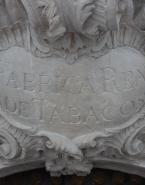 Bajo el león, se dispone de un grabado en la piedra donde puede leerse "Real Fábrica de Tabacos"